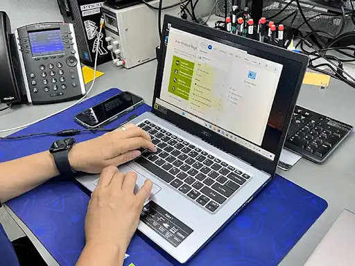 سرویس و تمیزکاری لپتاپ توسط تکنسین در مرکز تعمیرات شیراز